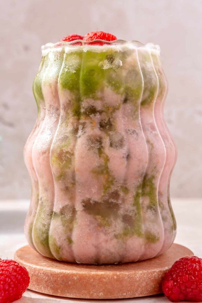 Ahududulu Buzlu Matcha: Yazın Serinletici ve Sağlıklı Keyfi