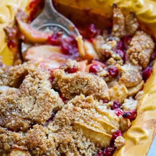 apple cranberry crumble close up