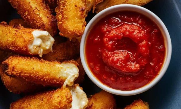 Basit hava kızartıcı mozzarella çubukları