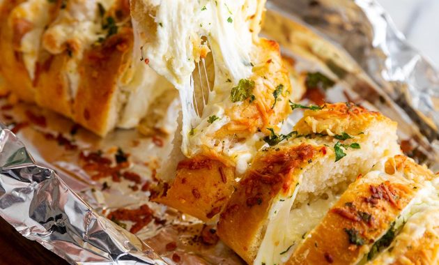 Peynirli doldurulmuş sarımsaklı ekmek