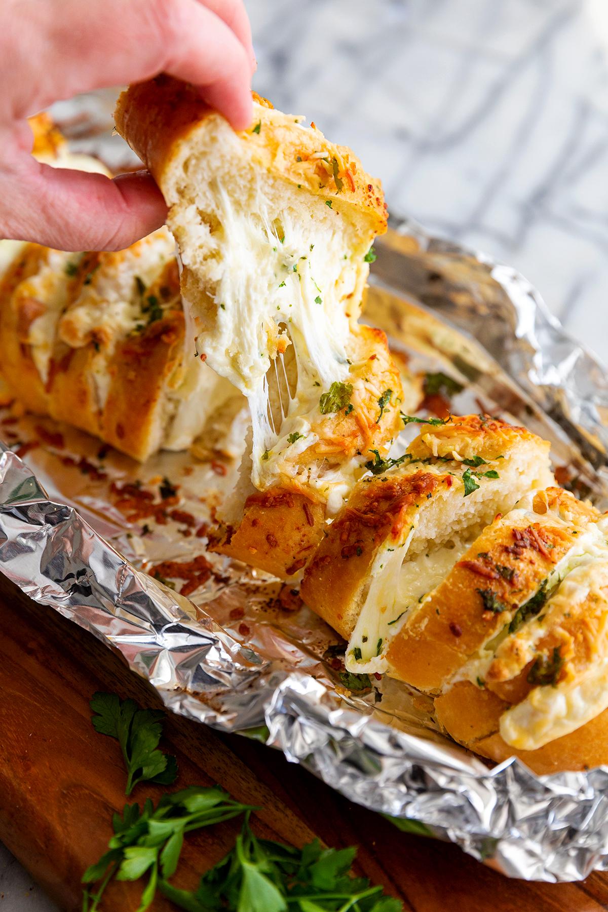Peynirli doldurulmuş sarımsaklı ekmek