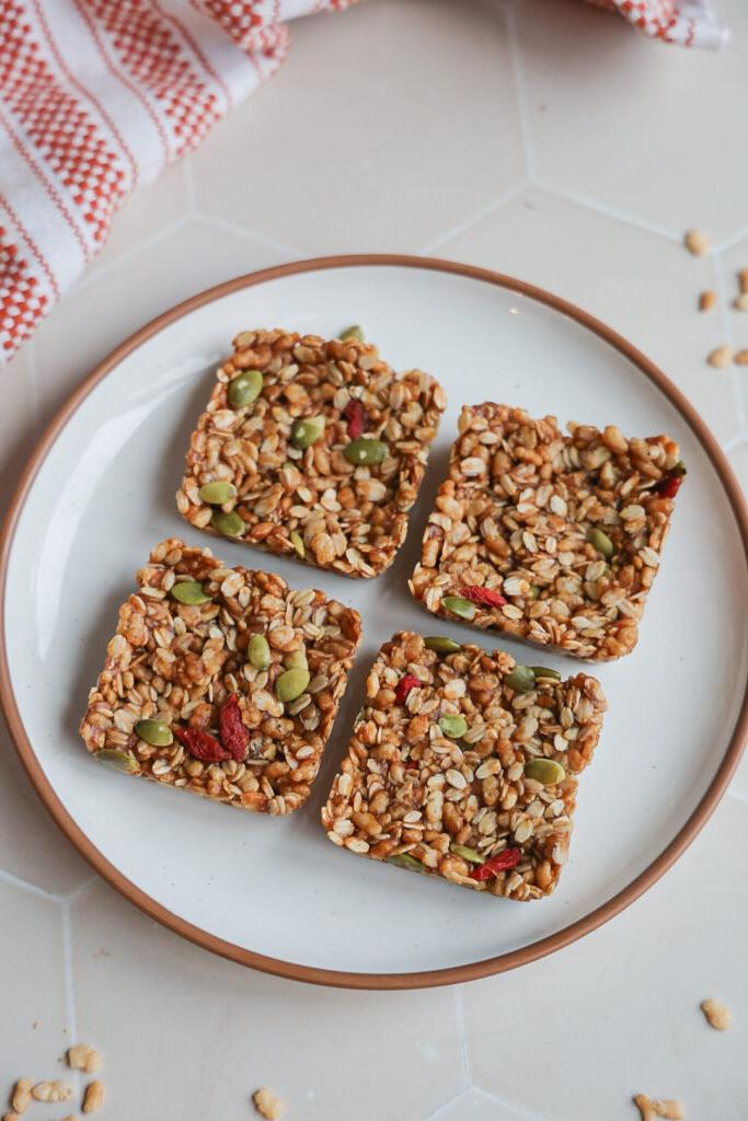 Healthy chewy granola bars without sugar.