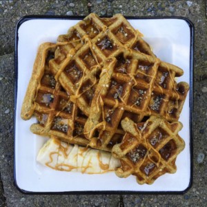 Protein Dolu Sabahlar: Fıstık Ezmeli Muzlu Çikolatalı Waffle Tarifi