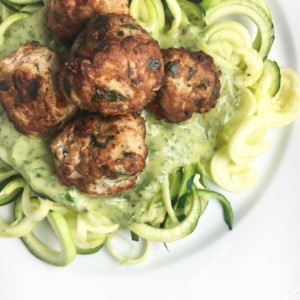 Sağlıklı Akşam Yemeği: Hindi Köfteli Zoodle ve Kişnişli Avokado Sosu Tarifi